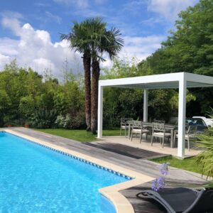 Pergola bioclimatique blanche autoportante